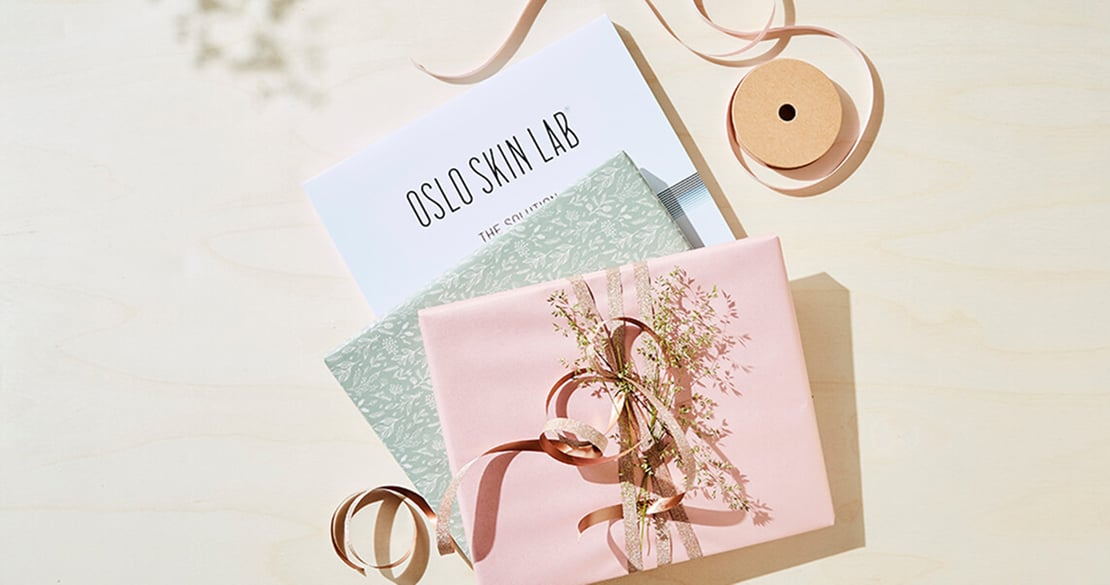 pacchetti regalo con nastro e confezione di the solution