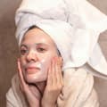 Donna che applica maschera Hydro Bomb