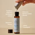 Foto flacone Night Serum di Oslo Skin Lab, con testo che ne descrive i benefici principali: supporta il microbioma cutaneo, rinforza la barriera cutanea, idratazione intensa e effetto rimpolpante