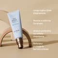Foto flacone Day Cream di Oslo Skin Lab, crema viso anti-età, con testo che ne descrive i benefici principali: leviga rughe e linee d'espressione, illumina e uniforma l'incarnato, idrata in profondità con effetto rimpolpante, rinforza la barriera cutanea.  