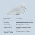 Infografica suingredienti e benefici del detergente di Oslo Skin Lab: glicerina, idrata e supporta l'elasticità; niacinamide, riequilibra e illumina; prebiotici, sostengono il microbioma; estratto di fiori di camomilla, con proprietà lenitive