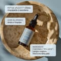 Foto flacone Day Serum di Oslo Skin Lab, siero giorno anti-età, con testo che ne descrive gli ingrdienti e i benefici principali: effetto rimpolpante e rassodante, idrata e migliora l'elasticità della pelle 