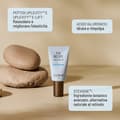 Foto flacone eye cream di Oslo Skin Lab, crema occhi anti-età, con testo che ne descrive ingredienti e benefici principali: peptidi che rassodano e migliorano l'elasticità, acido ialuronico che idrata e rimpolpa, stevisse, alternativa naturale al retinolo