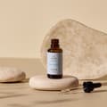 Flacone day serum su sasso