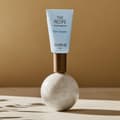Tubetto eye cream appoggiato su una sfera