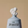 Crema che esce dalla confezione della eye cream