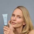 Donna tiene in mano e mostra day cream