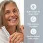 Donna sorridente con bustina e bollino riduzione rughe, pelle più tonica, riduzione cellulite