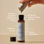 Foto flacone Night Serum di Oslo Skin Lab, con testo che ne descrive i benefici principali: supporta il microbioma cutaneo, rinforza la barriera cutanea, idratazione intensa e effetto rimpolpante