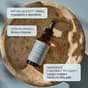Foto flacone Day Serum di Oslo Skin Lab, siero giorno anti-età, con testo che ne descrive gli ingrdienti e i benefici principali: effetto rimpolpante e rassodante, idrata e migliora l'elasticità della pelle 