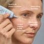 Foto di una donna che applica la crema occhi di Oslo Skin Lab, con testo che ne descrive i benefici principali: sguardo più disteso e luminoso, effetto lifting e rimpolpante, riduce rughe e linee sottili