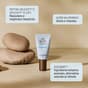 Foto flacone eye cream di Oslo Skin Lab, crema occhi anti-età, con testo che ne descrive ingredienti e benefici principali: peptidi che rassodano e migliorano l'elasticità, acido ialuronico che idrata e rimpolpa, stevisse, alternativa naturale al retinolo