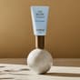Tubetto eye cream appoggiato su una sfera