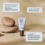 Foto flacone eye cream di Oslo Skin Lab, crema occhi anti-età, con testo che ne descrive ingredienti e benefici principali: peptidi che rassodano e migliorano l'elasticità, acido ialuronico che idrata e rimpolpa, stevisse, alternativa naturale al retinolo
