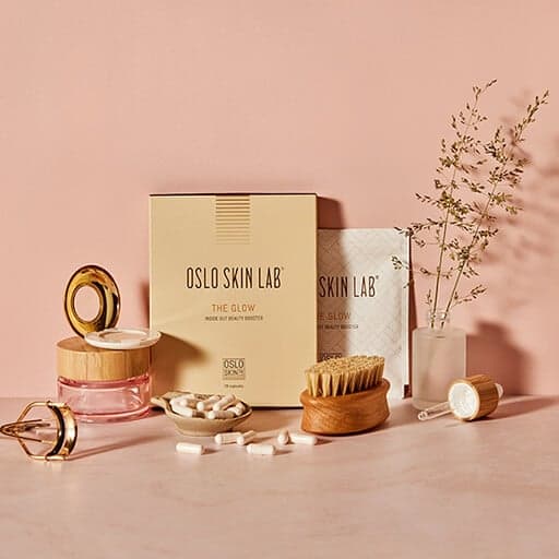 The Glow pacchetto aperto con pillole e accessori beauty