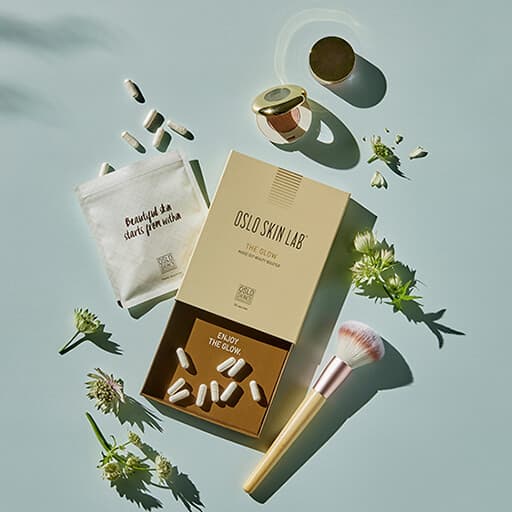 The Glow pacchetto aperto con pillole e accessori beauty