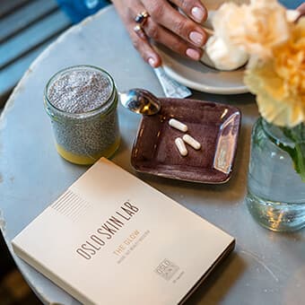 The Glow su un tavolino